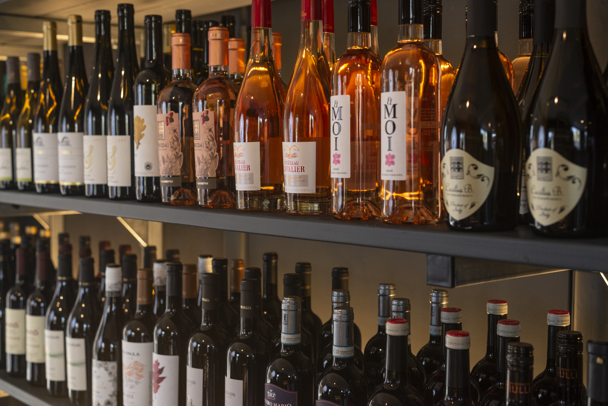 Wijnflessen in de winkel van Privadi in Doetinchem